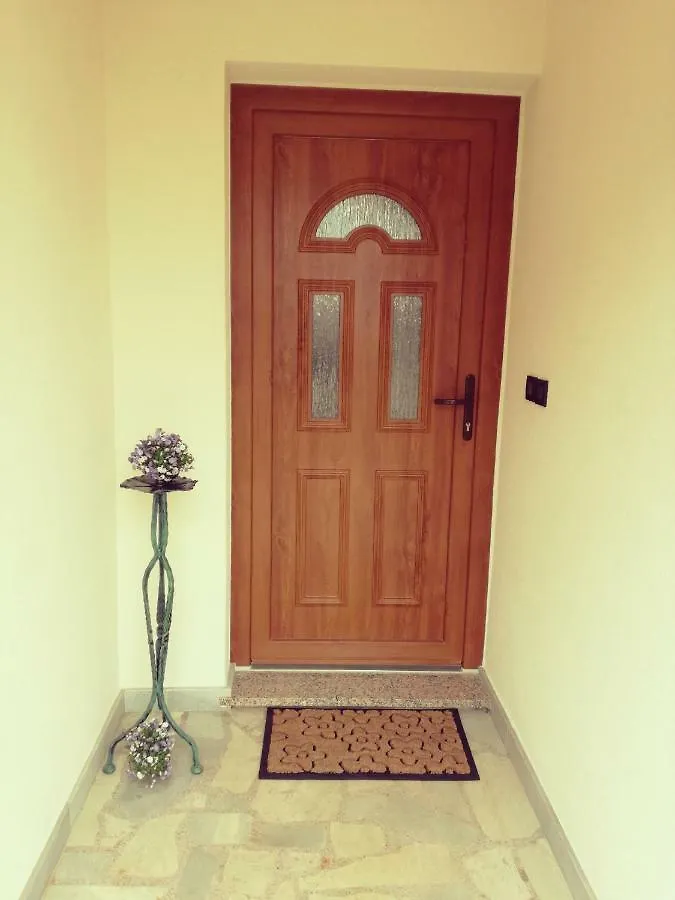 Affittacamere Room Kris With Private Entrance & Private Bathroom Vilanija