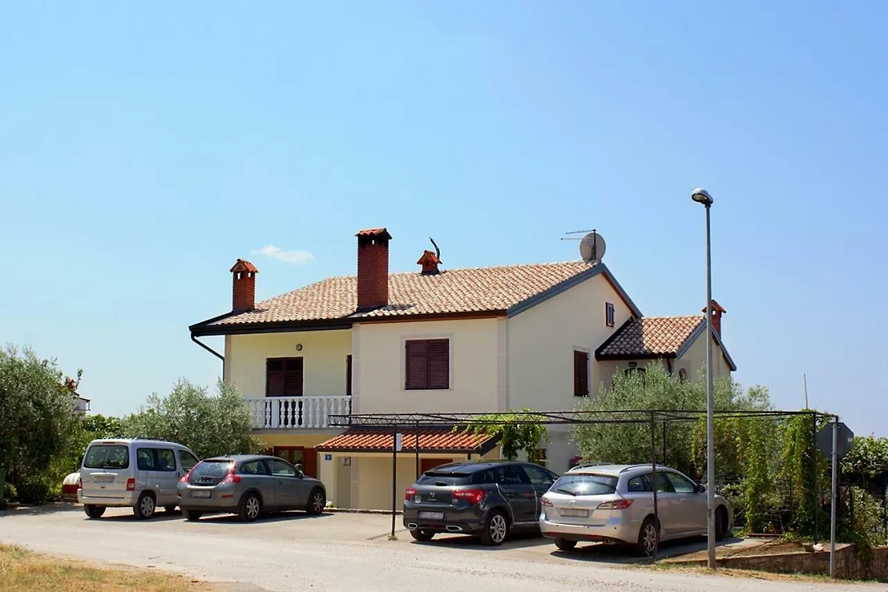Room Kris With Private Entrance & Private Bathroom Vilanija Affittacamere