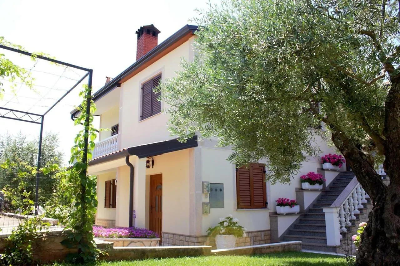 Room Kris With Private Entrance & Private Bathroom Vilanija
