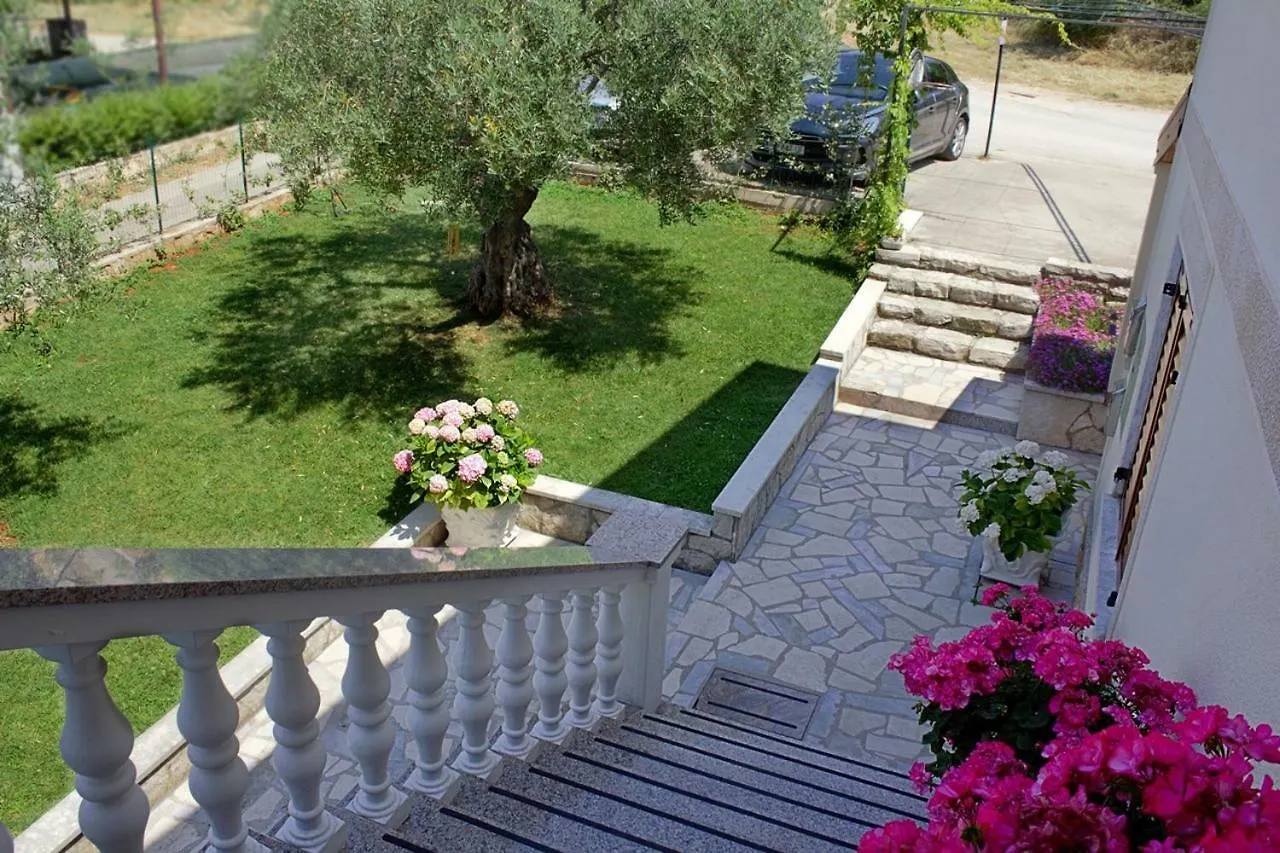 Room Kris With Private Entrance & Private Bathroom Vilanija